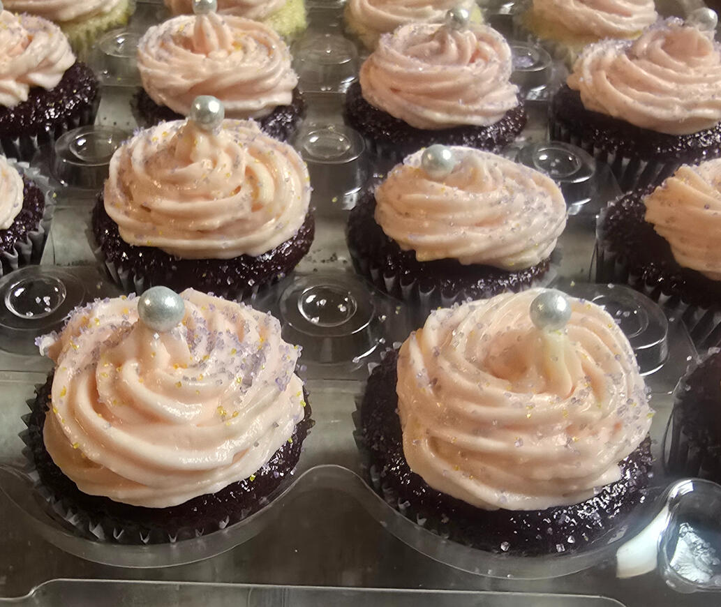 Chocolate cupcakes with swirled vanilla frosting Homemade chocolate cupcakes with swirled vanilla frosting and pearl sprinkles