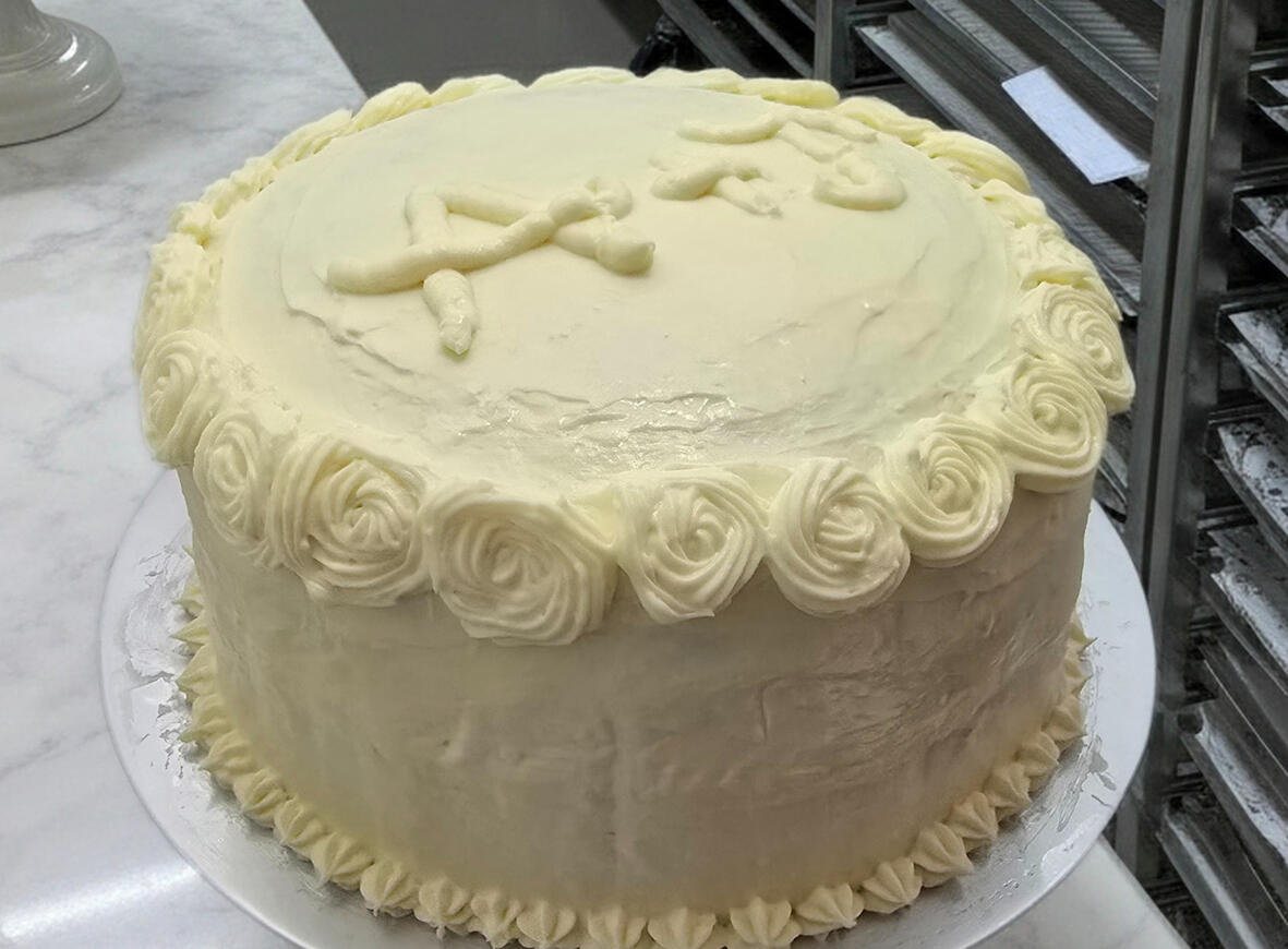 Classic vanilla cake with buttercream rosettes Classic vanilla layer cake with buttercream rosette border